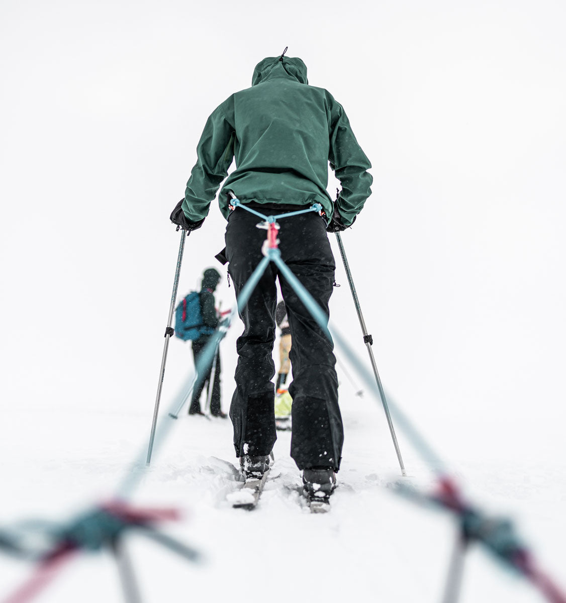 Progression à ski dans la neige, avec des sacs à dos et des bâtons