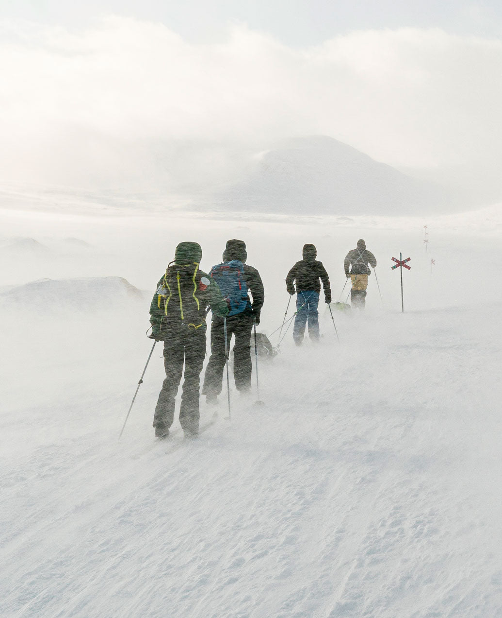Groupe progressant à ski dans un paysage enneigé